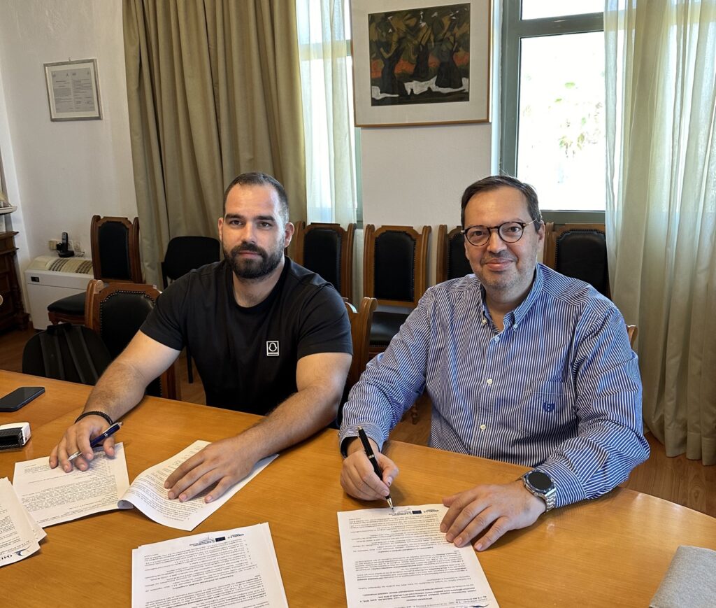 Αποκαθίστανται οι ζημιές στον προσήνεμο μόλο