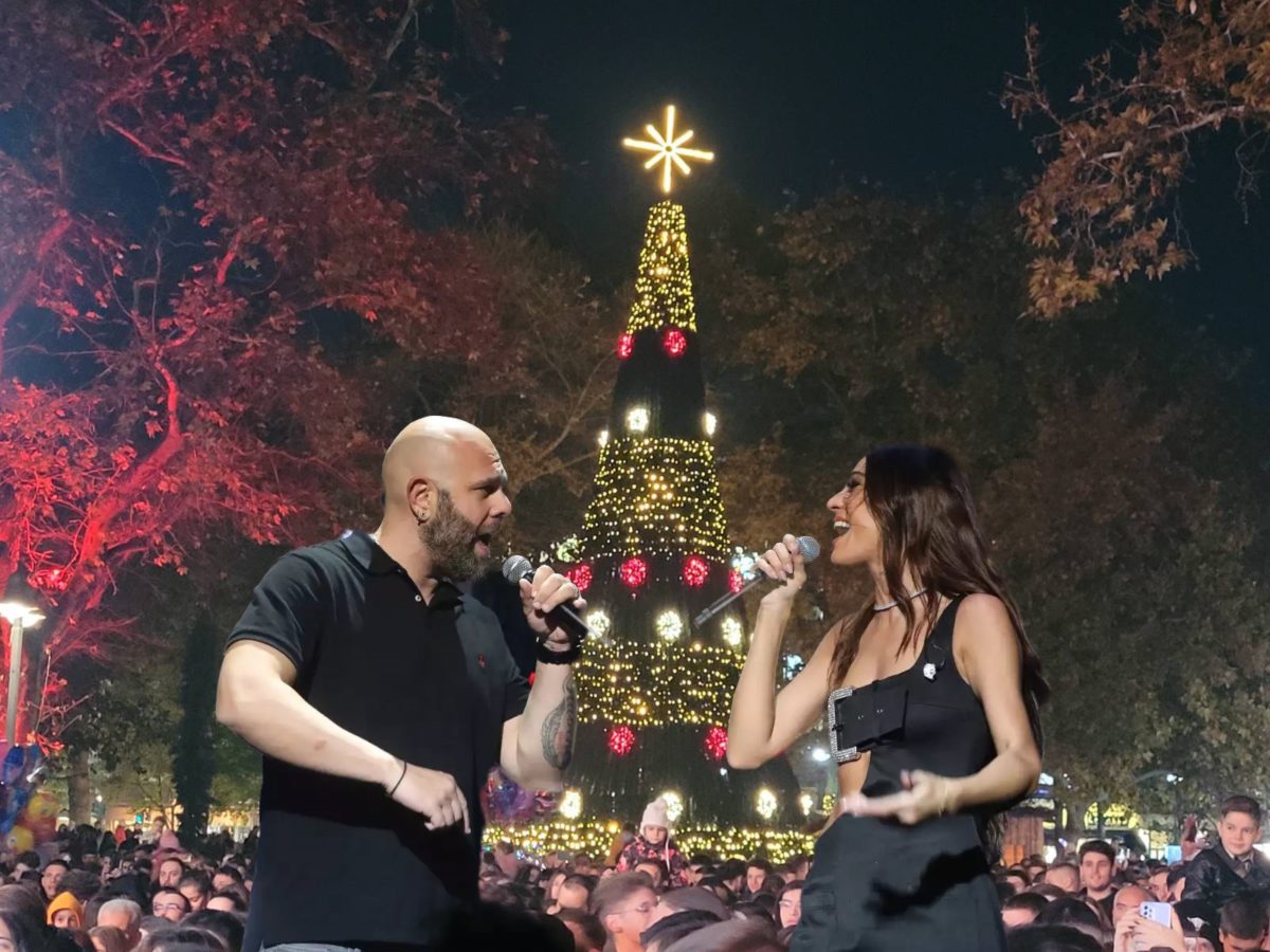 Stavento και Ήβη Αδάμου στο άναμα του δέντρου στη Λάρισα