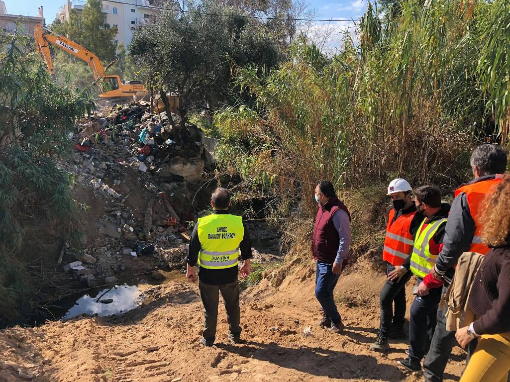 Προετοιμάζονται κατεδαφίσεις μέχρι και σε … ρέματα