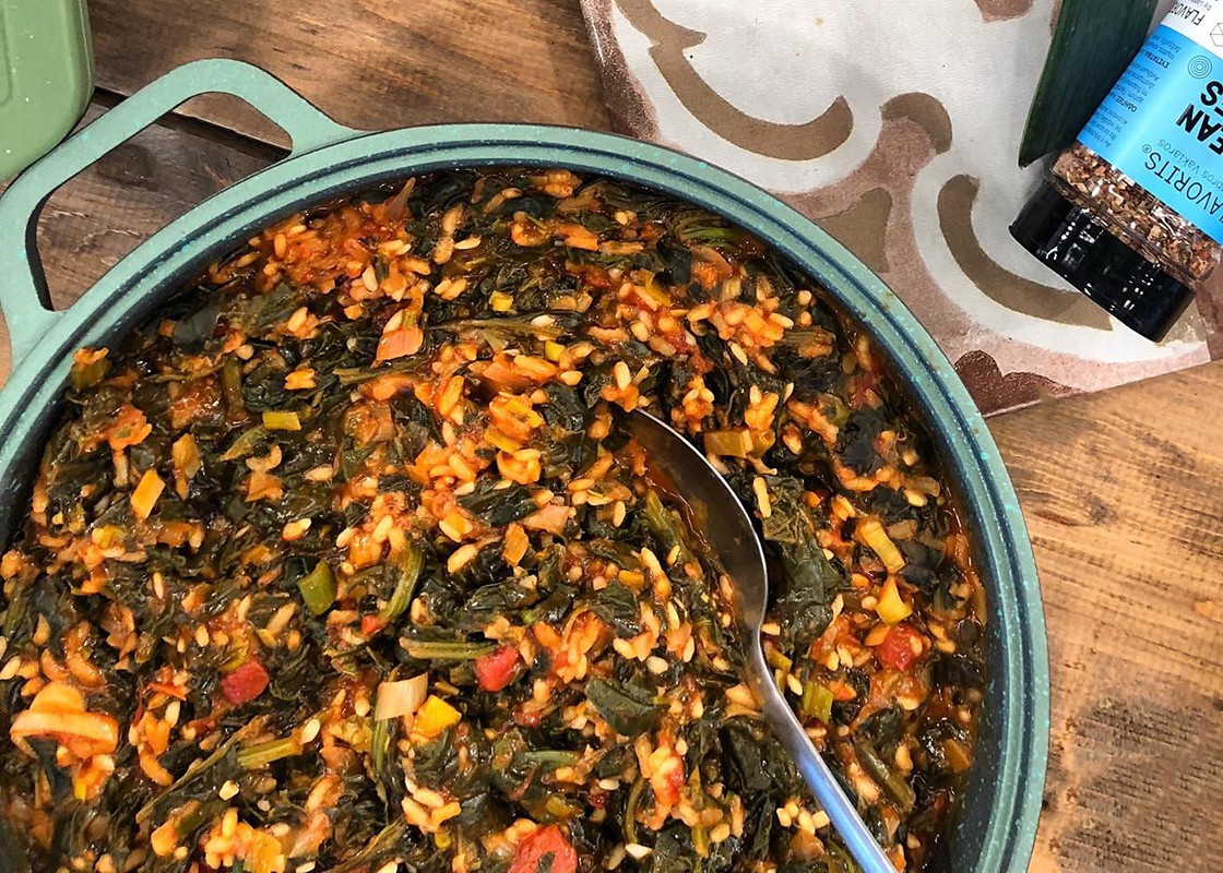 Η Νεκταρία Κοκκινάκη μαγειρεύει σπανακόρυζο με σάλτσα