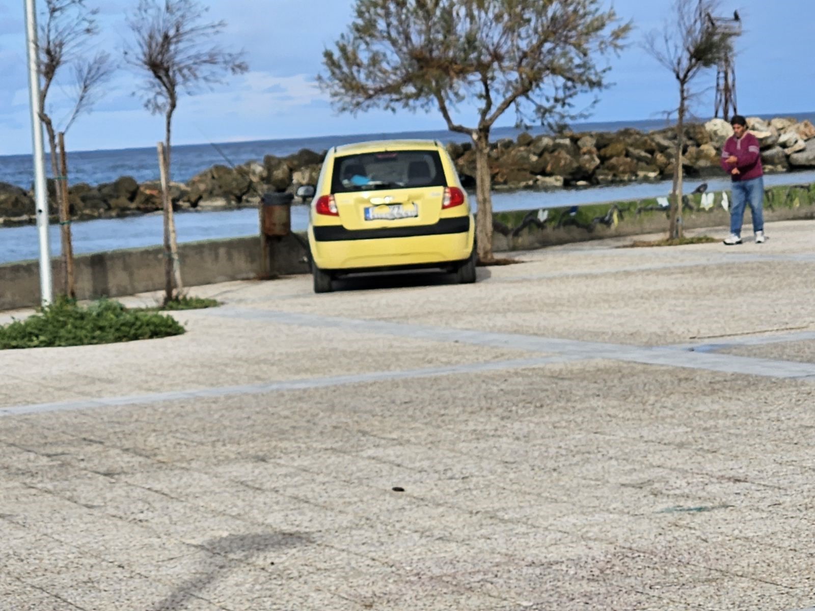 Εκεί τους βόλευε να … παρκάρουν και να ψαρέψουν