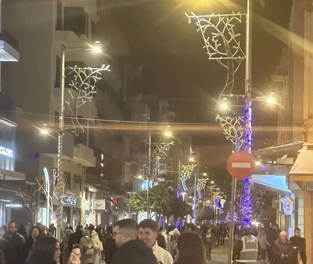 Έβαλαν τα στολίδια, αλλά ξέχασαν να τα συνδέσουν