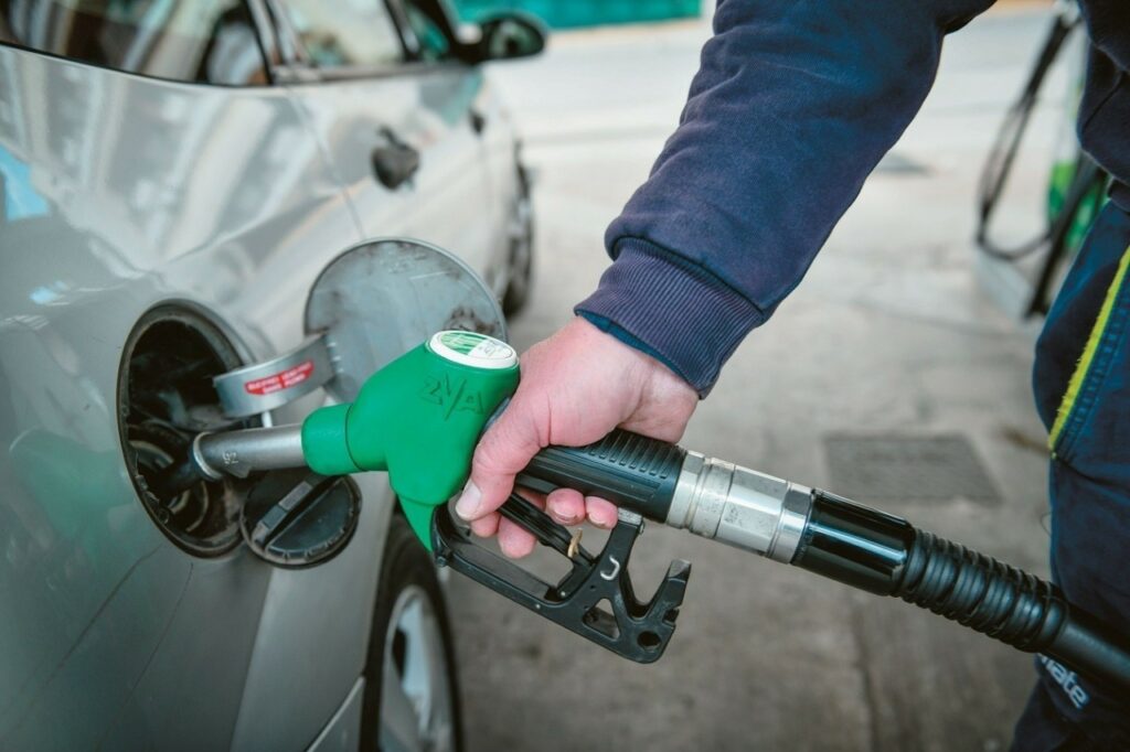 Πόσο πληρώνουν οι Έλληνες για … αέρα κοπανιστό στις αντλίες καυσίμων