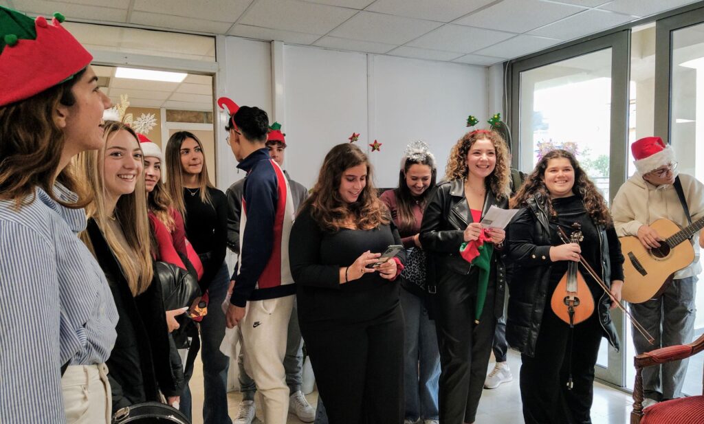 Μαθητές τραγούδησαν τα κάλαντα στο Δήμαρχο
