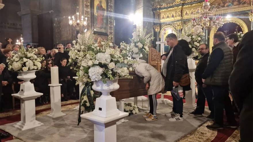 Ουρές για το λαϊκό προσκύνημα του Βασίλη Καρρά