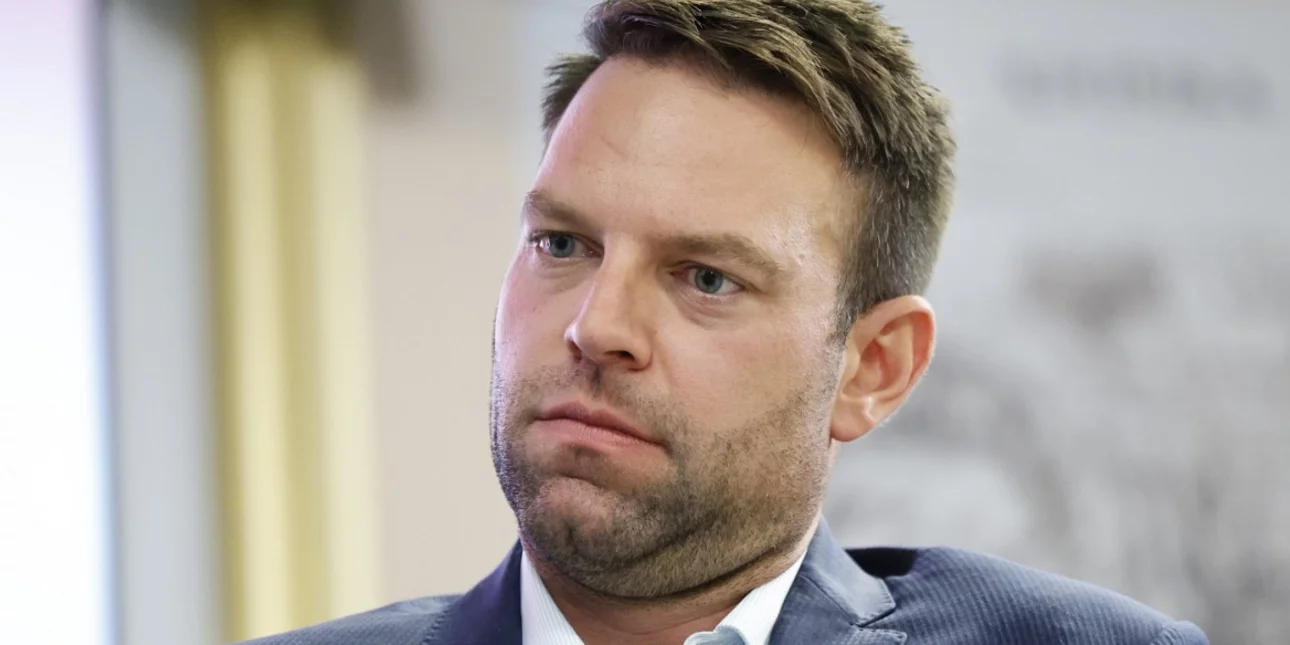 Στο Τέξας ο Κασσελάκης – Διπλοχρεώσεις στην Κεντρική Επιτροπή