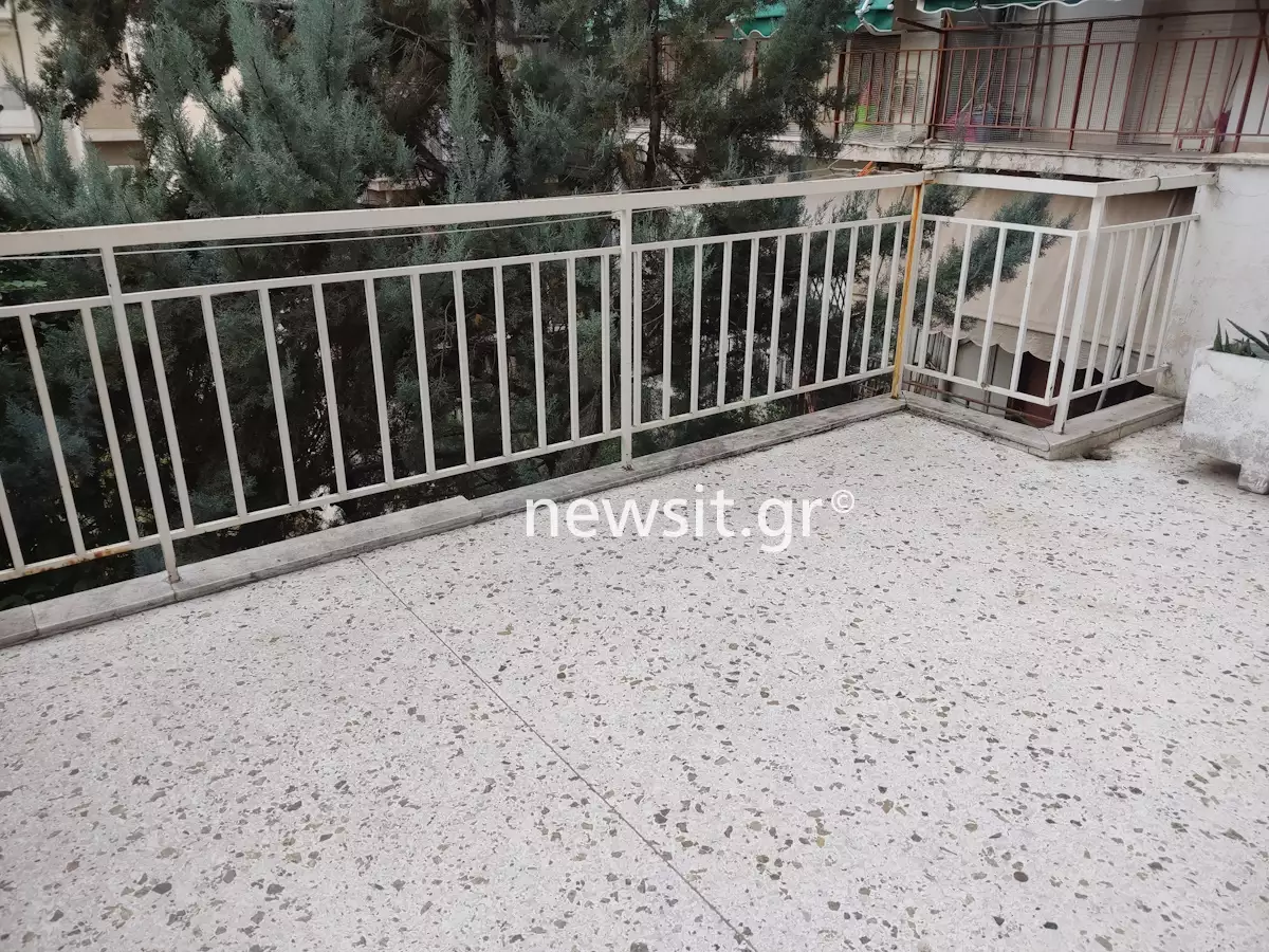 Σοκάρουν οι περιγραφές της Κινέζας που έπεσε από τον τρίτο όροφο μπαλκονιού στην Ακρόπολη