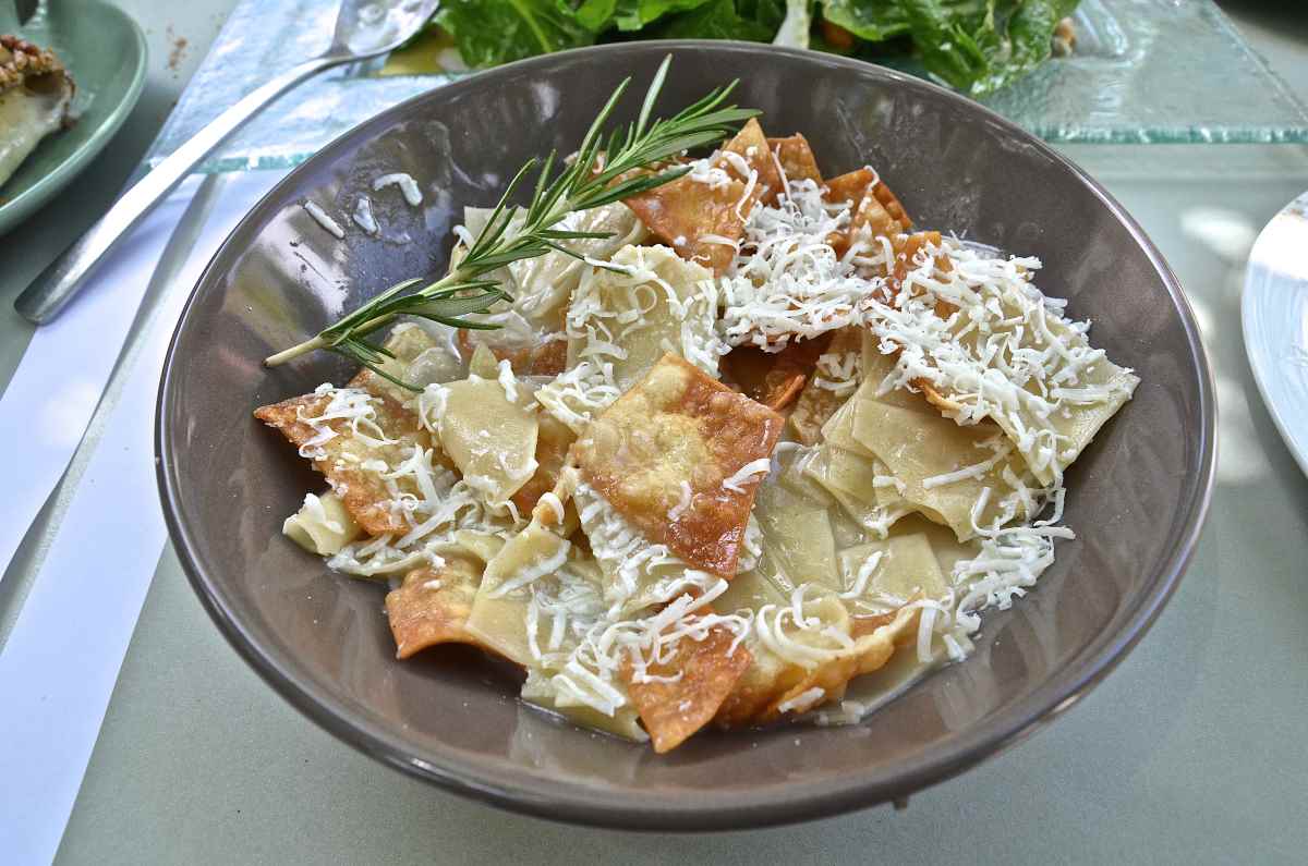 Η Νεκταρία Κοκκινάκη φτιάχνει παραδοσιακό μαγγίρι