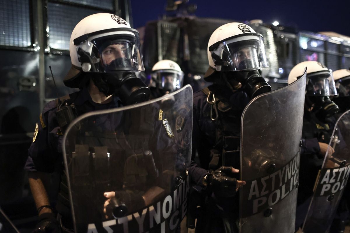 Επεισόδια στον Ρέντη: Βγάζουν από την καταστολή τον τραυματία αστυνομικό