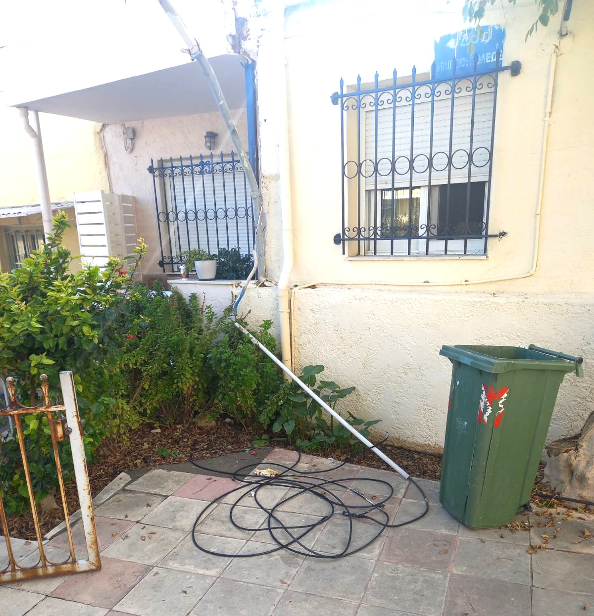 Το απορριμματοφόρο παρέσυρε τα καλώδια της ΔΕΗ κι εξαφανίστηκε!