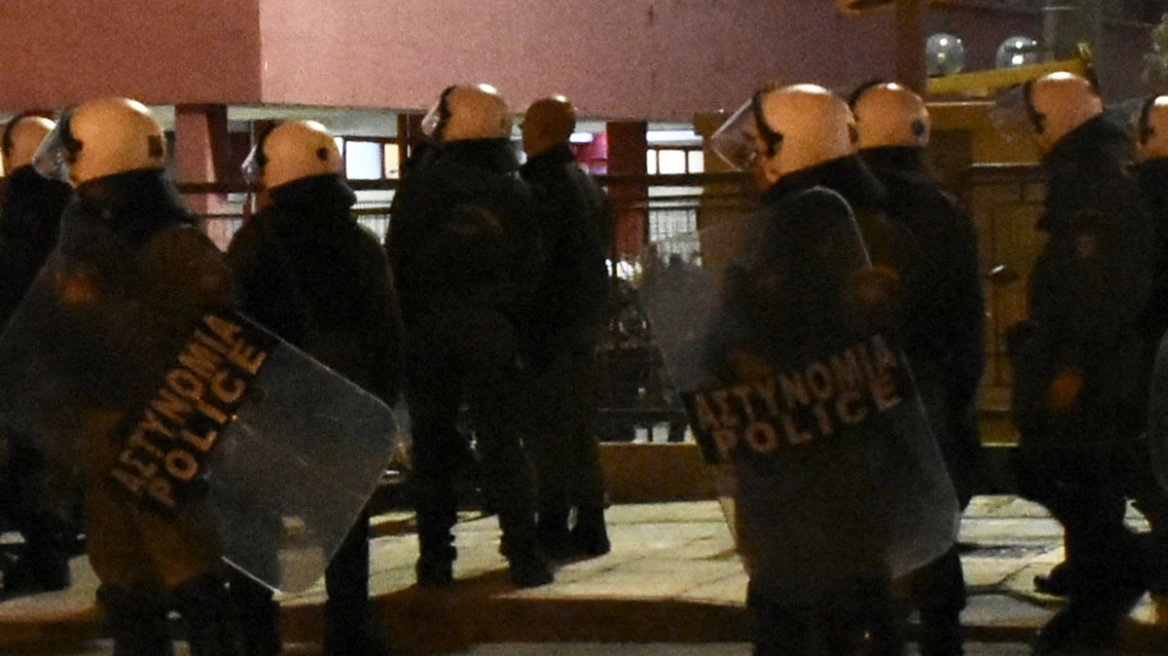 Ρέντη: Διασωληνωμένος στη ΜΕΘ ο 31χρονος αστυνομικός τραυματίστηκε από ναυτική φωτοβολίδα