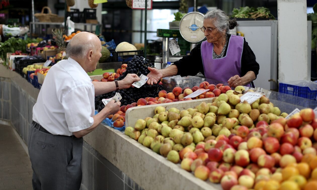 Η ακρίβεια «γονατίζει» τα νοικοκυριά: Είδος πολυτελείας φρούτα, λαχανικά και ελαιόλαδο