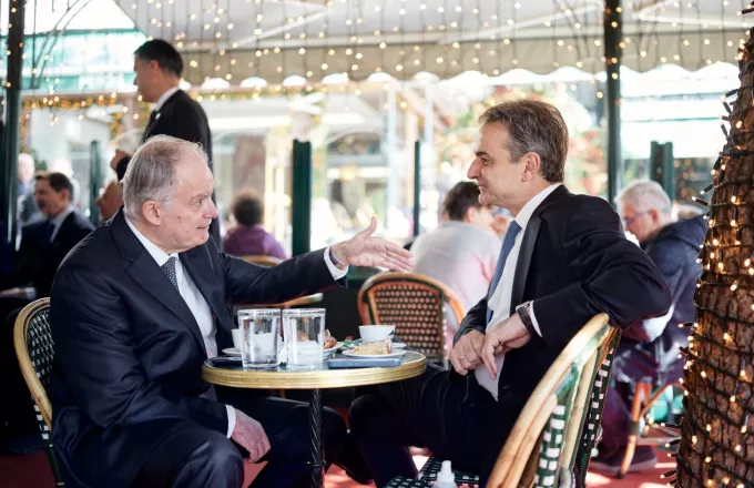 Στο Κολωνάκι για καφέ Τασούλας και Μητσοτάκης