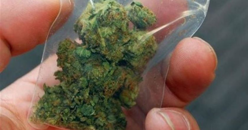 Τον έπιασαν με τα ναρκωτικά στη μέση του δρόμου
