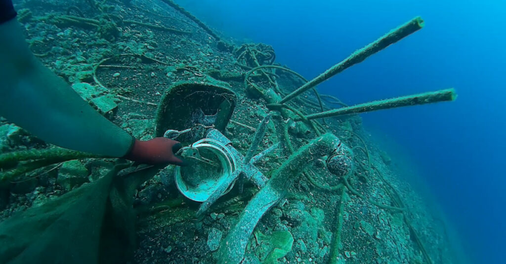 Καθαρίζεται υποβρύχια το λιμάνι του Ηρακλείου