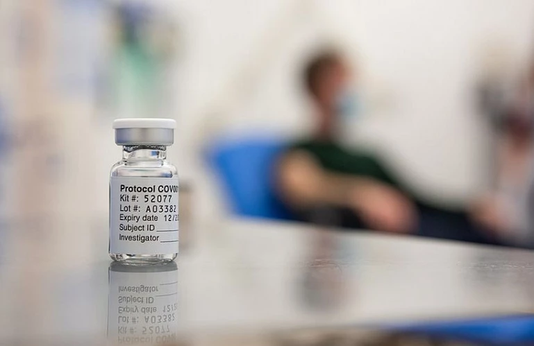 Εμβολιασμός και αντιικά φάρμακα προφυλάσουν από τον Long Covid