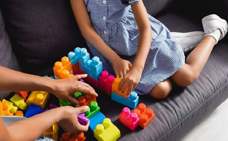 Νταντάδες της γειτονιάς: Πιλοτική εφαρμογή σε 62 δήμους