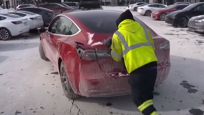 “Γονάτισαν” από το κρύο τα Tesla