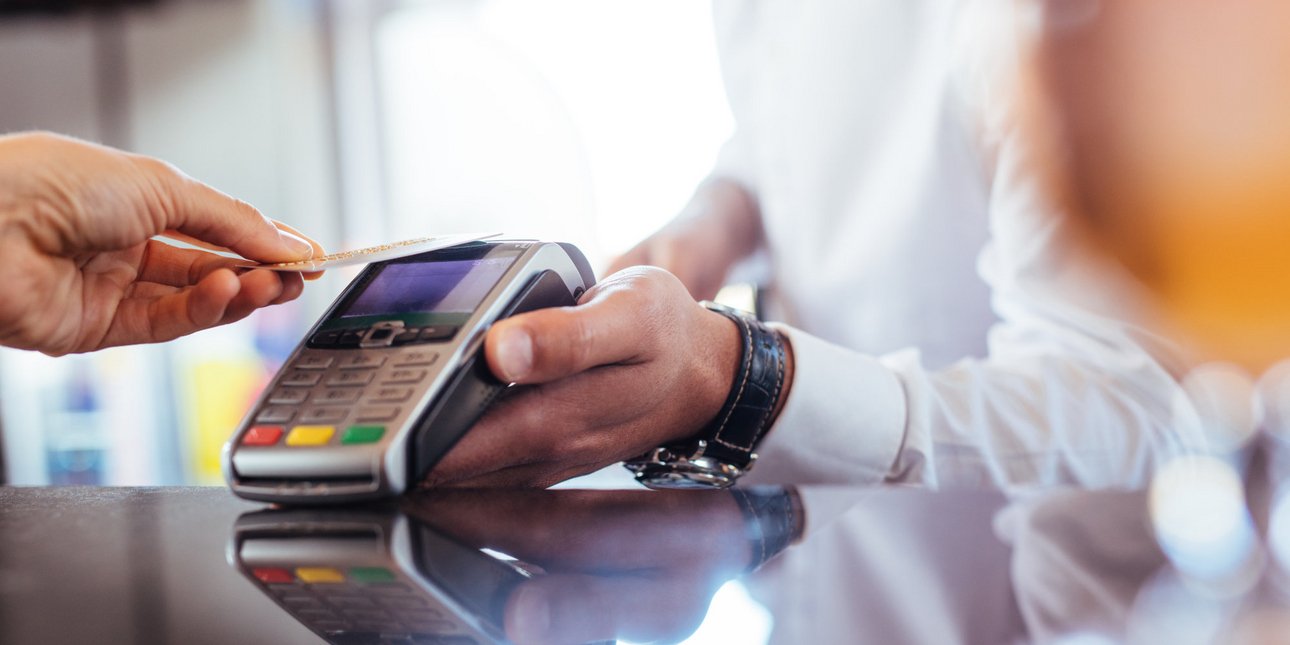 Νέο φοροκίνητρο με τις αποδείξεις για να αφήσουν οι πολίτες τα μετρητά