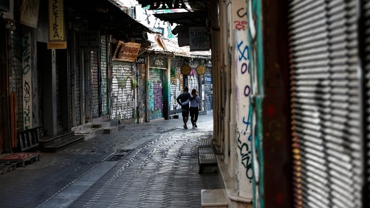 Κλειστά σήμερα τα εμπορικά καταστήματα – Από 8 Ιανουαρίου ξεκινούν οι χειμερινές εκπτώσεις