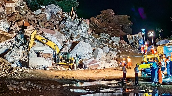 Τουλάχιστον 50 άτομα καταπλακώθηκαν από κατολίσθηση στην Κίνα