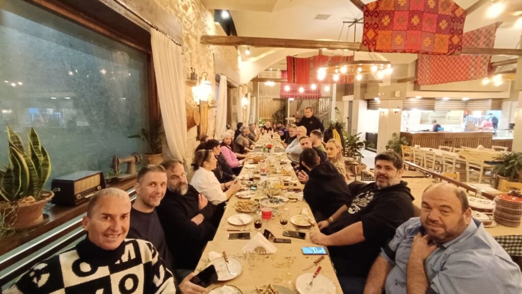 Tα ραδιόφωνα Super 904 , Kρητικός 88.7 και Θέμα Κρήτης 103.1 έκοψαν την πίτα τους !