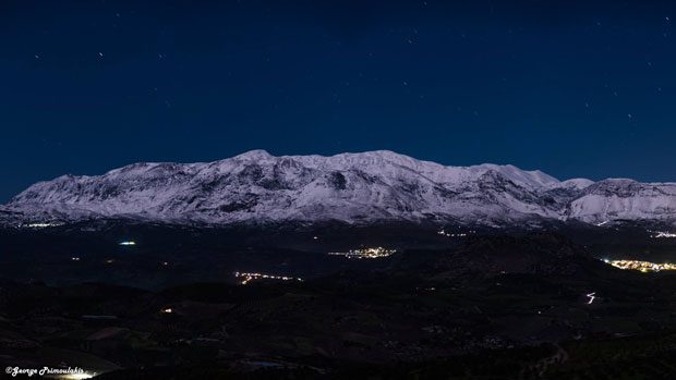 Ο λευκός Ψηλορείτης υπό το φως του φεγγαριού