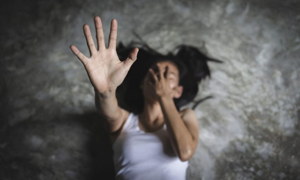 ΤΡΟΜΟΣ: Τη χούφτωνε παρά τη θέληση της δημόσια