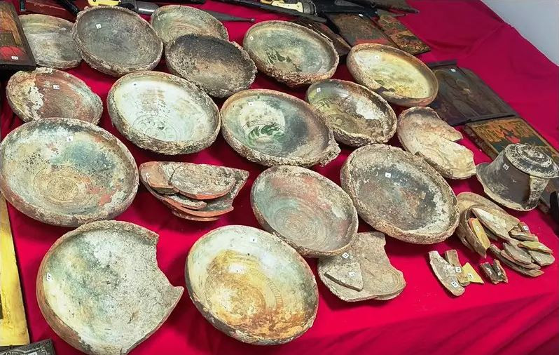 Αρχαία, εικόνες κι όπλα έκρυβε 70χρονη