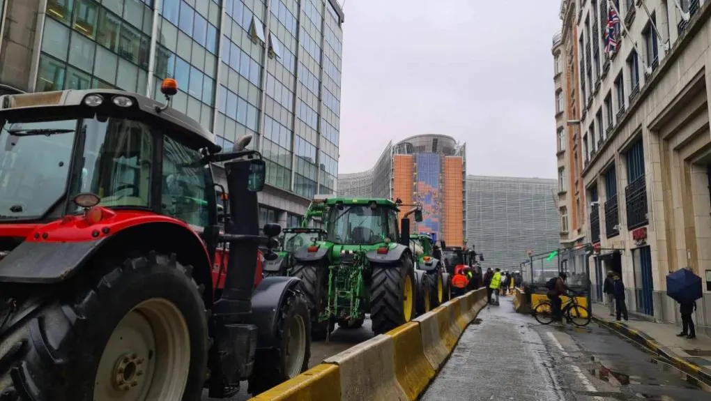 Έκρυθμες οι καταστάσεις στις Βρυξέλλες – Χρήση χημικών και διαμαρτυρίες από αγρότες