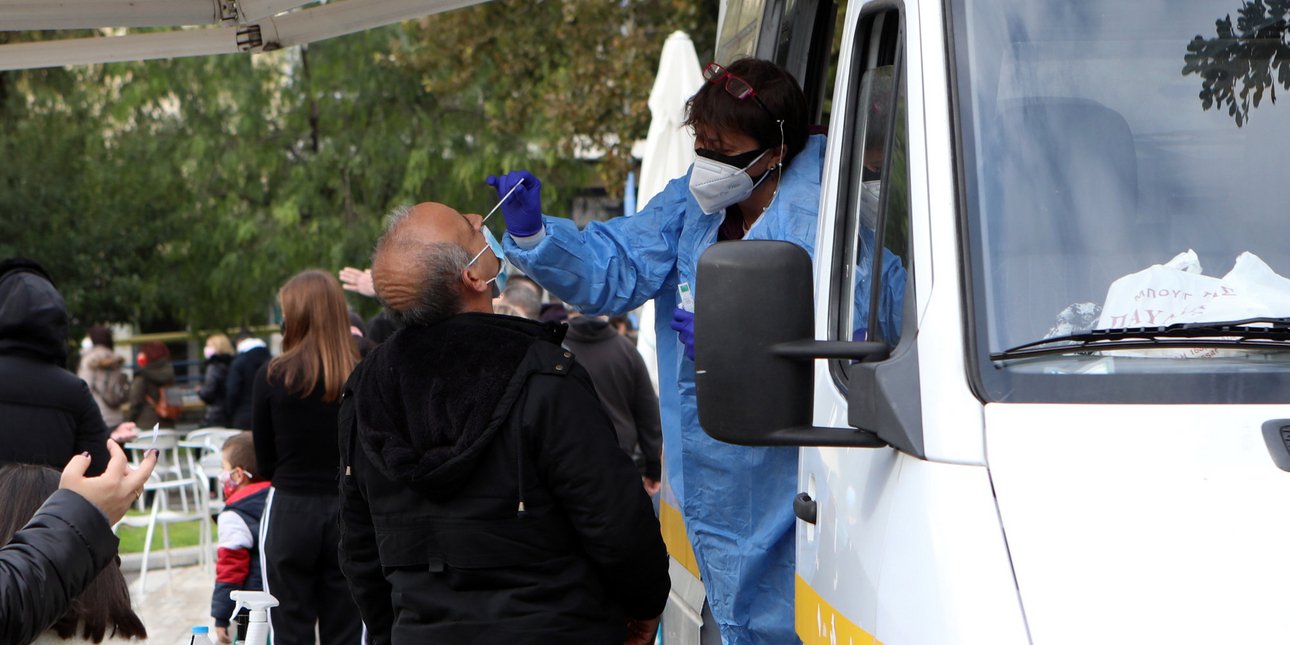 ΕΟΔΥ: 40 θάνατοι και 32 διασωληνωμένοι από COVID