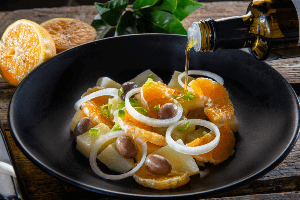 Η Ν.Κοκκινάκη φτιάχνει παραδοσιακή σαλάτα Μάνης