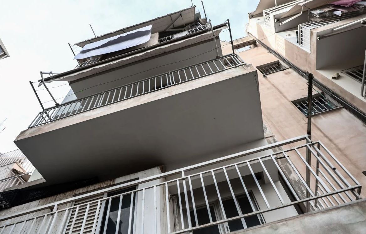 Νεκρή η ηλικιωμένη που έπεσε από το μπαλκόνι της