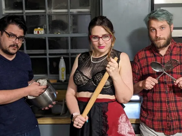 Ζει με τον σύζυγο, τα παιδιά και τον εραστή της στο ίδιο σπίτι για να μοιράζονται τα έξοδα