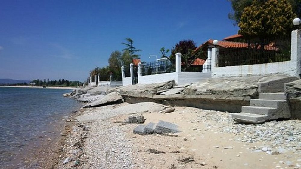 Το Υπουργείο Οικονομικών καταργεί τη ζώνη παράκτιας προστασίας