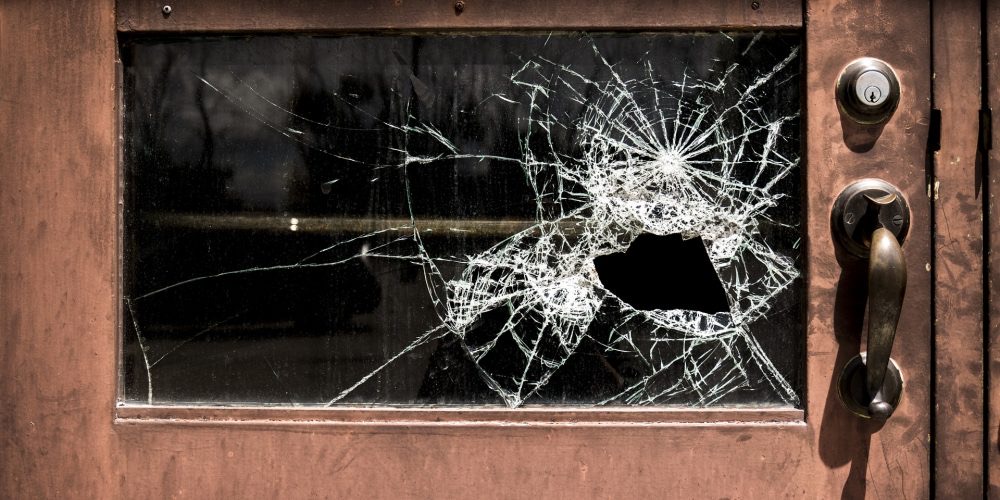 Δεν θα αναστέλλονται οι ποινές για όσους καταστρέφουν περιουσίες