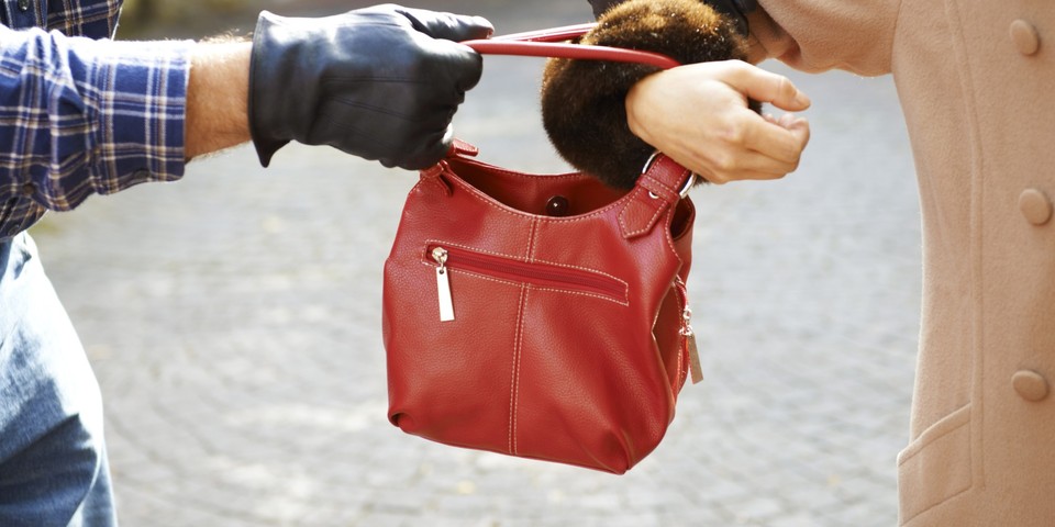 Έπιασαν τον 38χρονο τσαντάκια