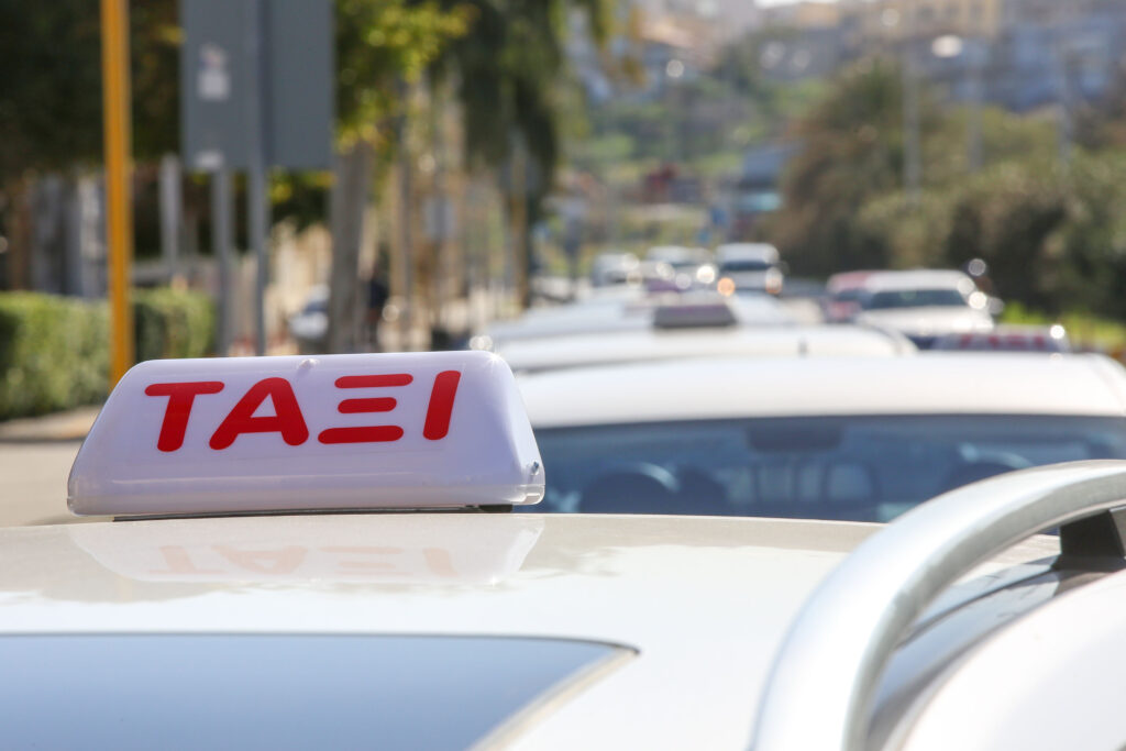 Μηχανοκίνητη πορεία και στάση εργασίας από τα ταξί