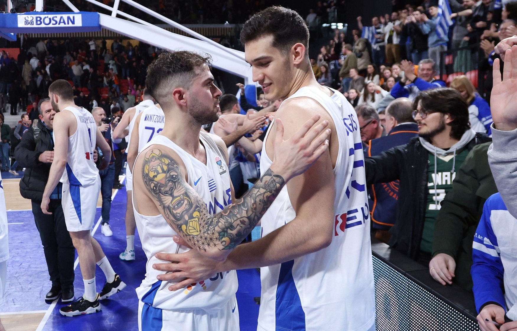 «Όρθια» στη Χάγη και «2/2»