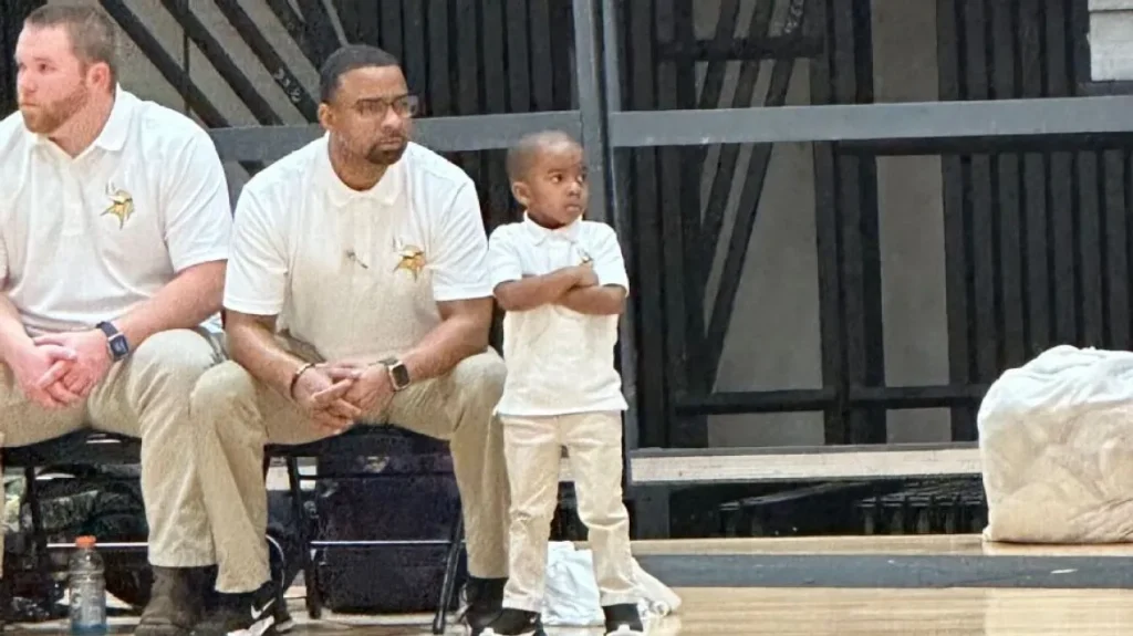 Τρελαίνει κόσμο ο τετράχρονος “βοηθός προπονητή”