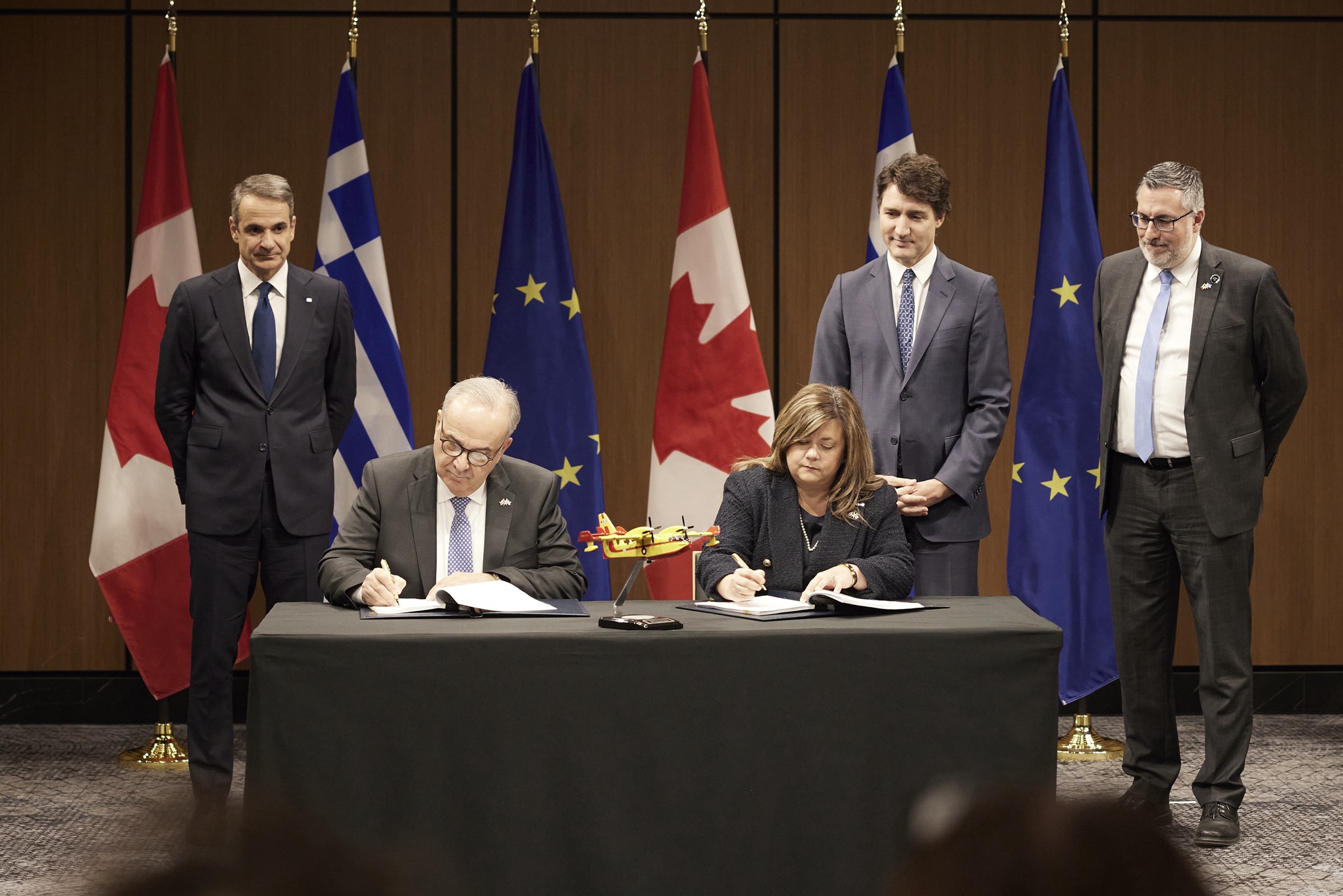 Υπογράφτηκε η συμφωνία για τα 7 Canadair