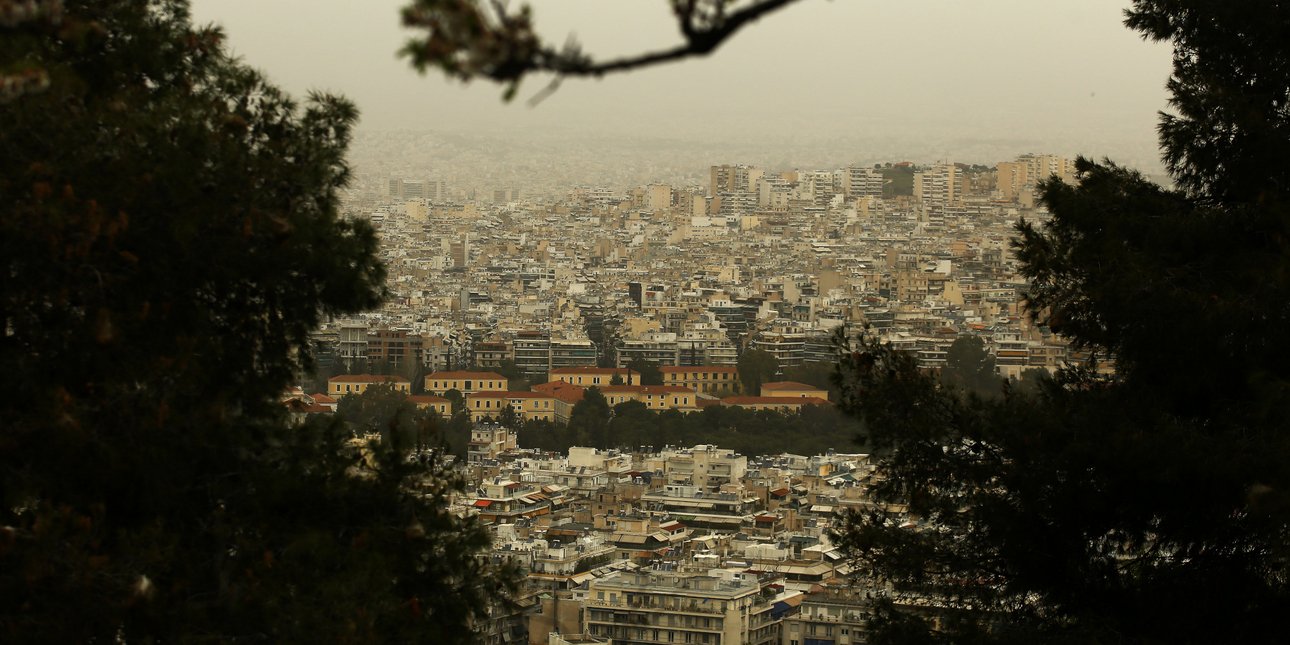 Λασποβροχές, σκόνη και ζέστη στο σκηνικό του καιρού