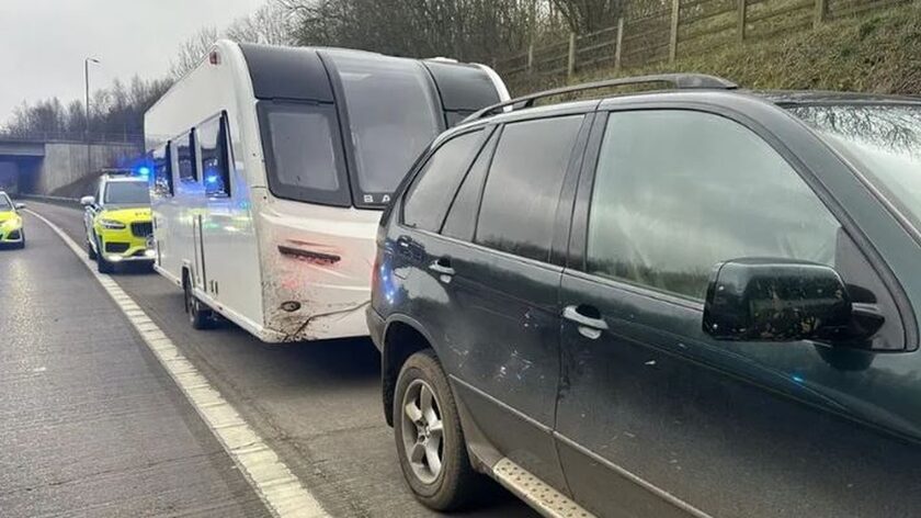 11χρονος συνελήφθη να οδηγεί BMW με ρυμουλκούμενο τροχόσπιτο