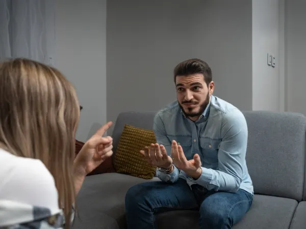 Τι είναι το gaslighting – Παραδείγματα συμπεριφορών και πώς αντιμετωπίζεται