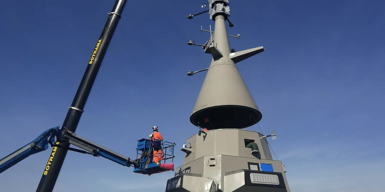 Φρεγάτα Νέαρχος: Τοποθετήθηκε το κατάρτι