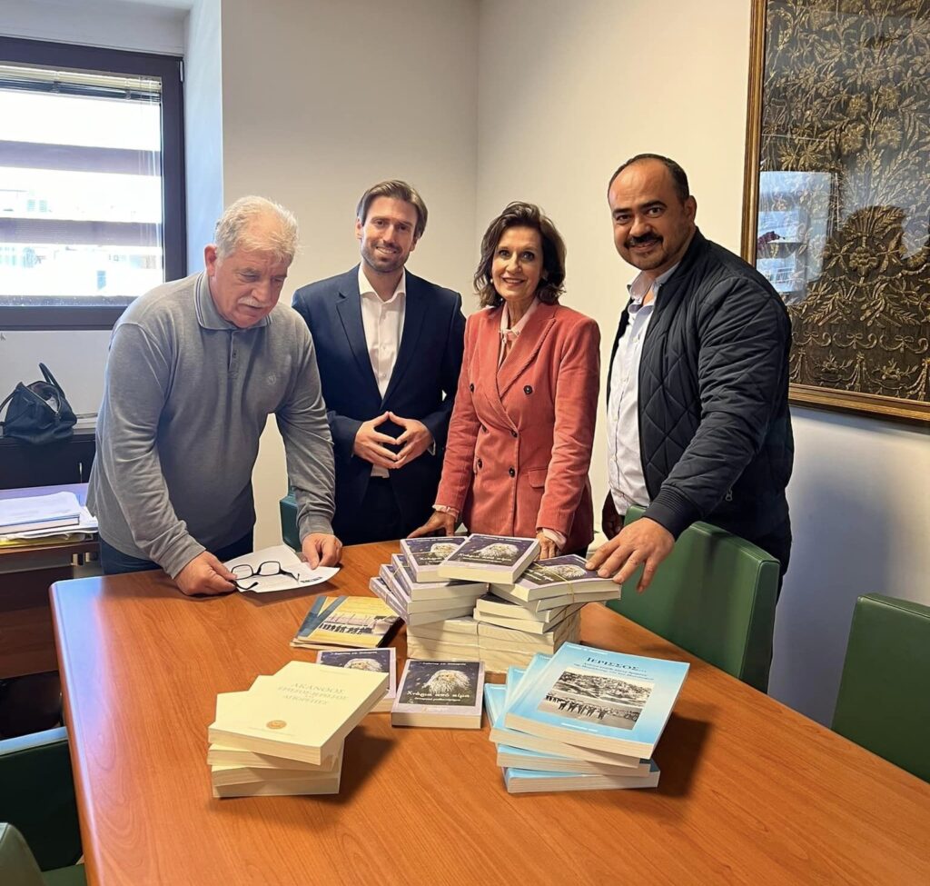 Δώρισε βιβλία στη Βικελαία ο κ. Ζαμάνης