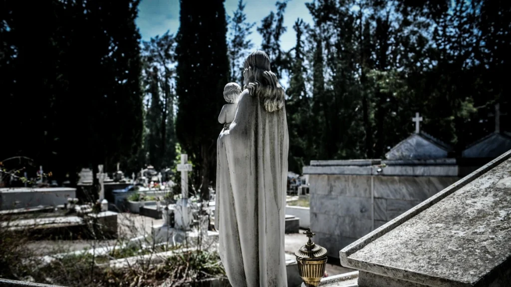 28χρονος αυτοκτόνησε δίπλα από τον τάφο του πατέρα του