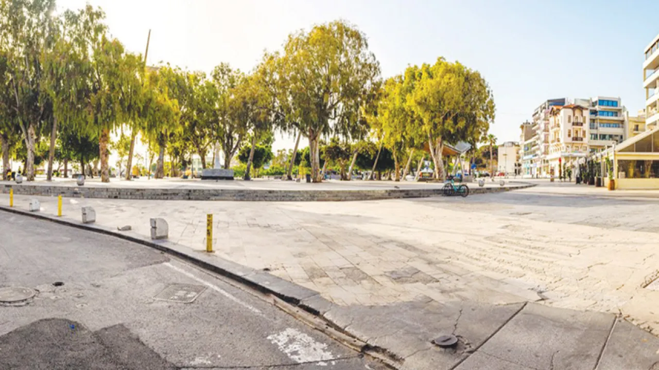 Αδειάζει ξανά από τραπεζοκαθίσματα η πλατεία Ελευθερίας