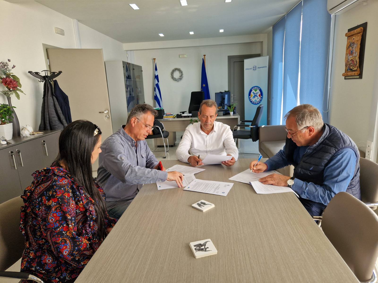 Χερσόνησος: Σύμβαση για συντηρήσεις αύλειων χώρων σχολείων