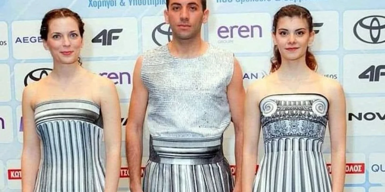 Δίχασαν οι στολές της Κατράτζου για την Αφή της Ολυμπιακής φλόγας